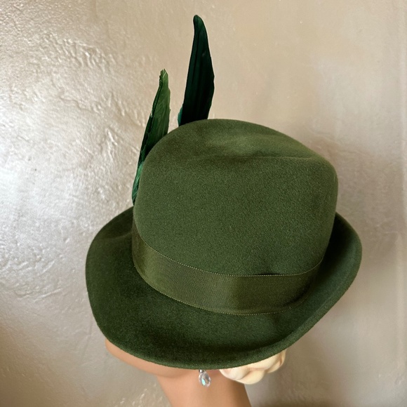 FUN-TASTIC VINTAGE OLIVE FUR FELT FEDORA WITH GROSGRAIN BAND + 2 FEATHER \